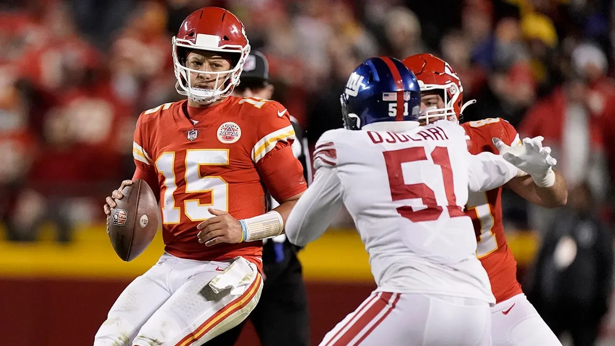 Chiefs capitalize on lucky breaks, stop sky from falling with win over  Giants | Fox News