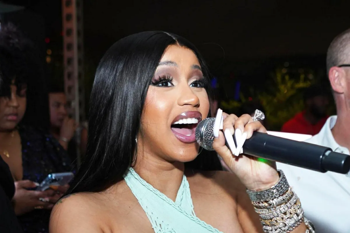 Cardi B kêu gọi "Hail Mary" khi kết quả bầu cử tổng thống căng thẳng ...