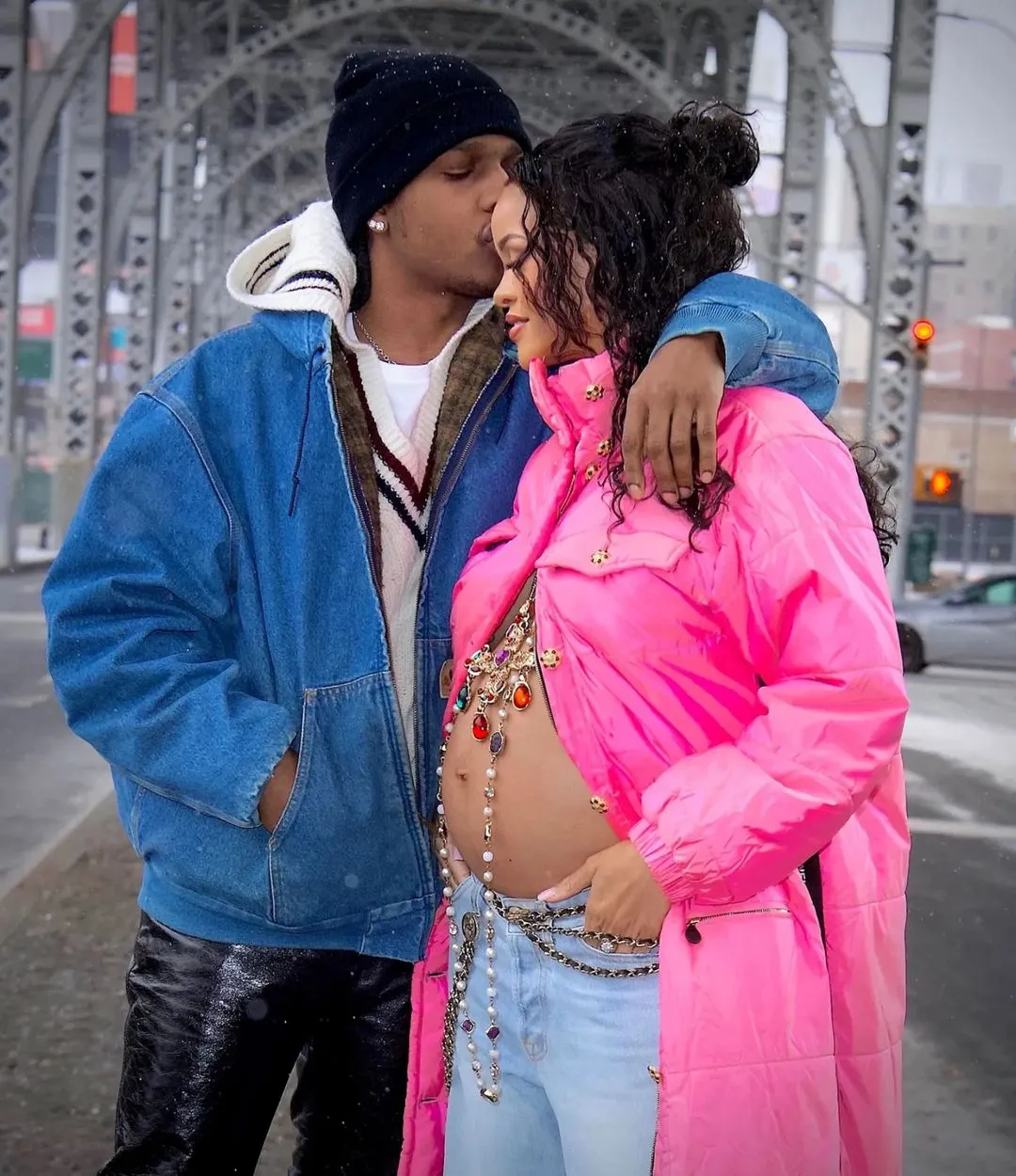 Thời trang khoe bụng bầu quá lố của Rihanna