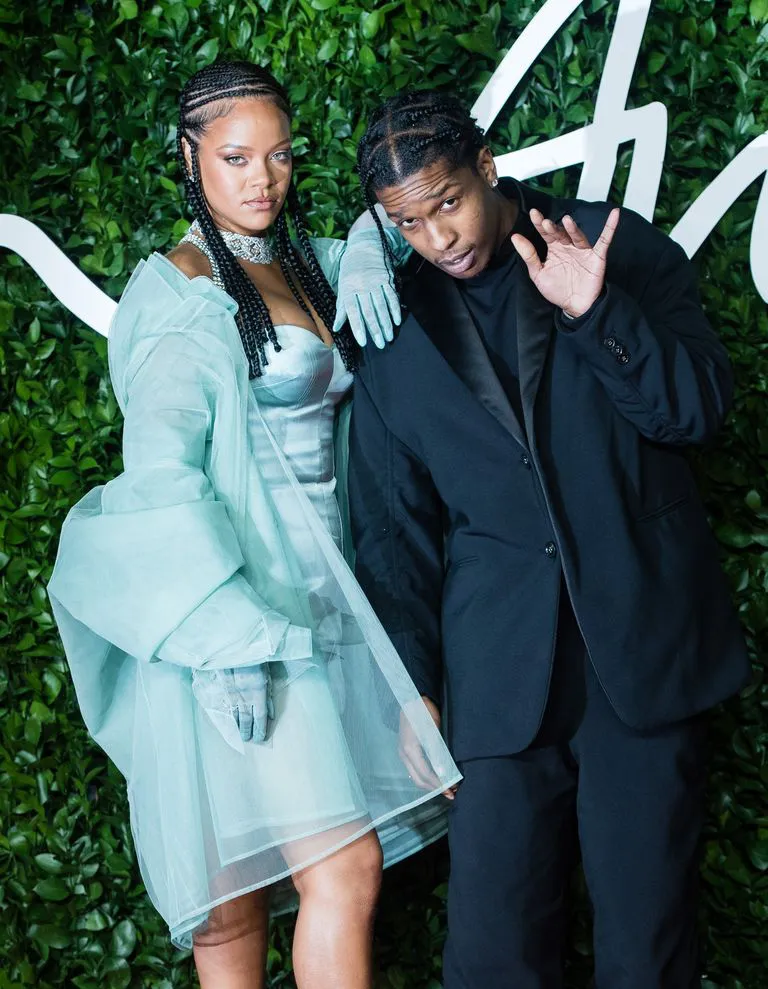 Vừa chia tay bạn trai, Rihanna đã có tình mới