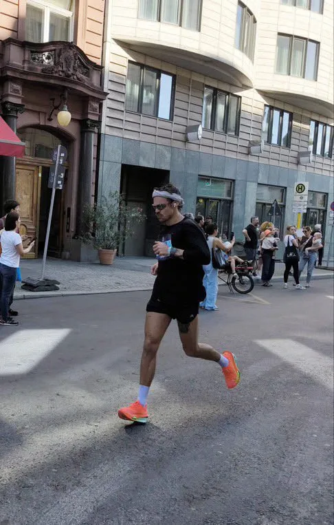 Berlin-Marathon: Harry Styles läuft starke 2:59 Stunden ...