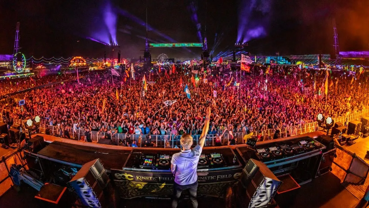 ARMIN VAN BUUREN İSTANBUL LİFE PARK 22.09.2023 - YouTube