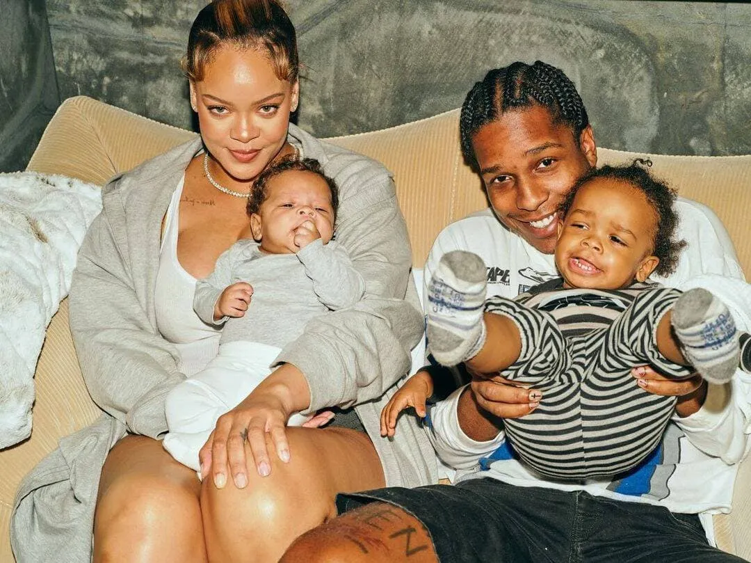 Bạn trai Rihanna bế con xem phim “Nữ hoàng nước mắt"