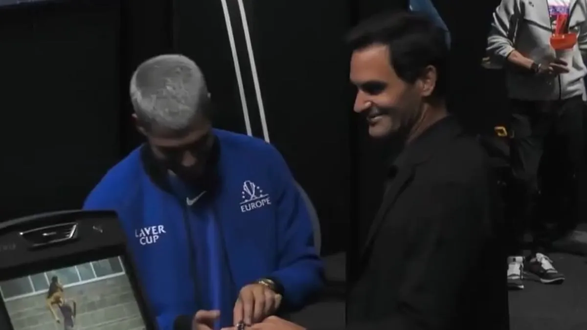 Video: Carlos Alcaraz In Awe Of Roger Federer's ₹13 Crore Worth Rolex  Daytona White & Gold Watch Ahead Of Laver Cup 2025 Final