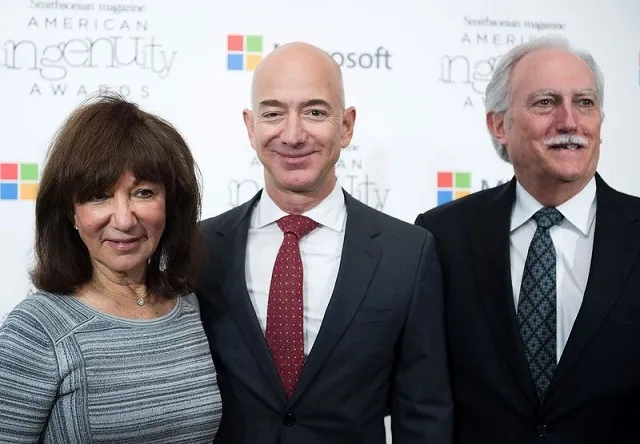 Cha mẹ tỷ phú Jeff Bezos giàu có cỡ nào?