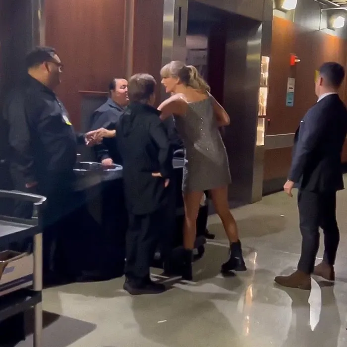 Taylor Swift Caught On Viral Video Giving Tips To Staff After The Grammys:  “Bare Minimum” | Bored Panda