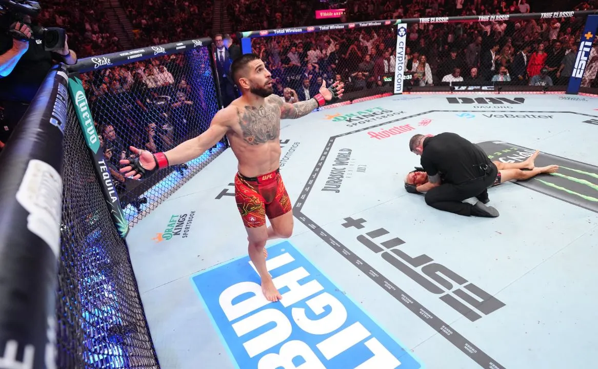Ilia Topuria Captures Second UFC World Title | FIGHT SPORTS