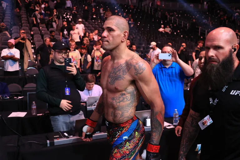 Siêu sao UFC Alex Pereira hé lộ động thái chuyển sang hạng nặng