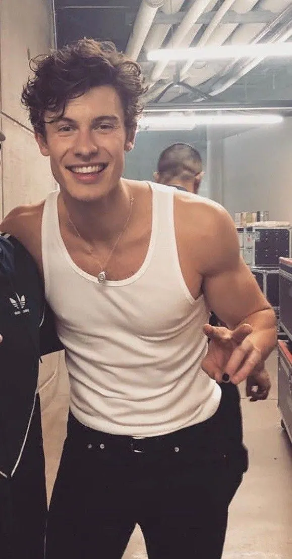 Pin de Rafa✌️ en My likes | Chon mendes, Chicos bonitos, Shawn mendes