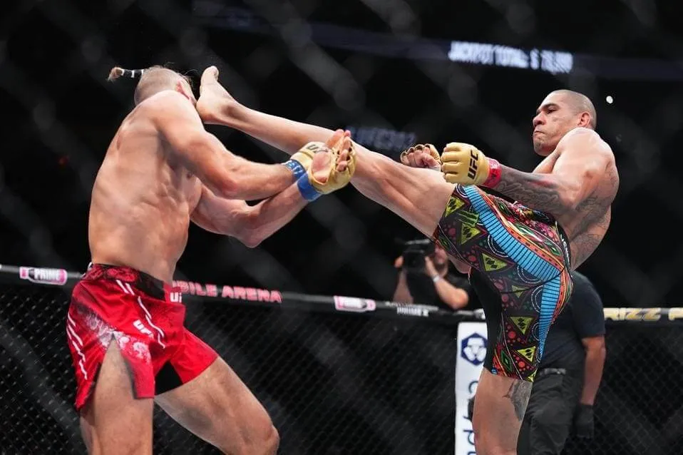 Alex Pereira Leaves No Doubt About His Dominance With Head-Kick KO at UFC  303 - Boxing News