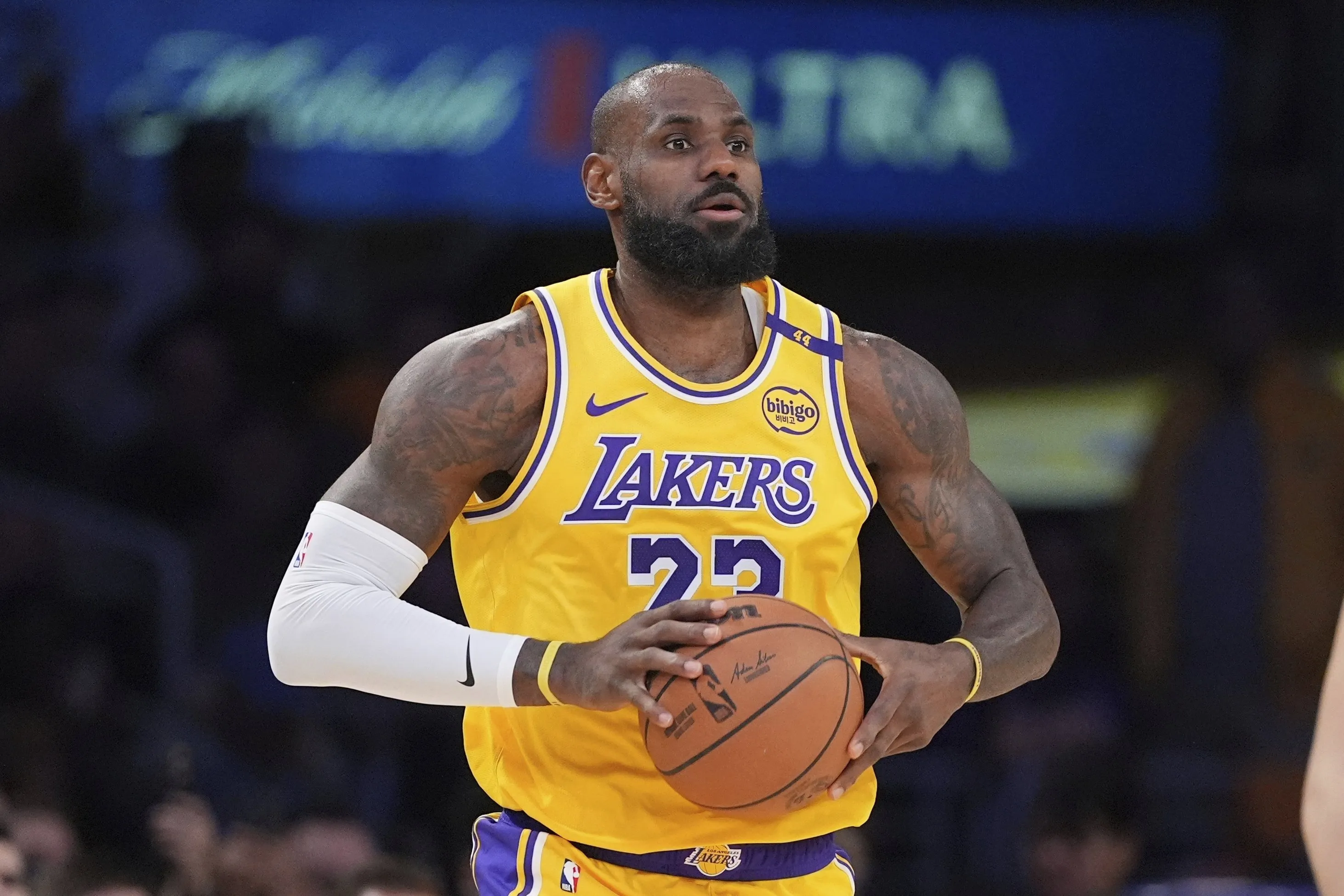 LeBron James expected to stay with Lakers for 2025-26 season | Daily Sabah