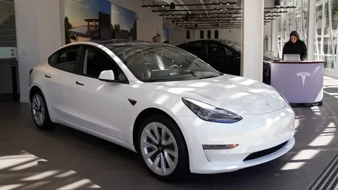 Tesla triệu hồi 2 triệu xe để giới hạn tính năng tự lái - Tuổi Trẻ Online