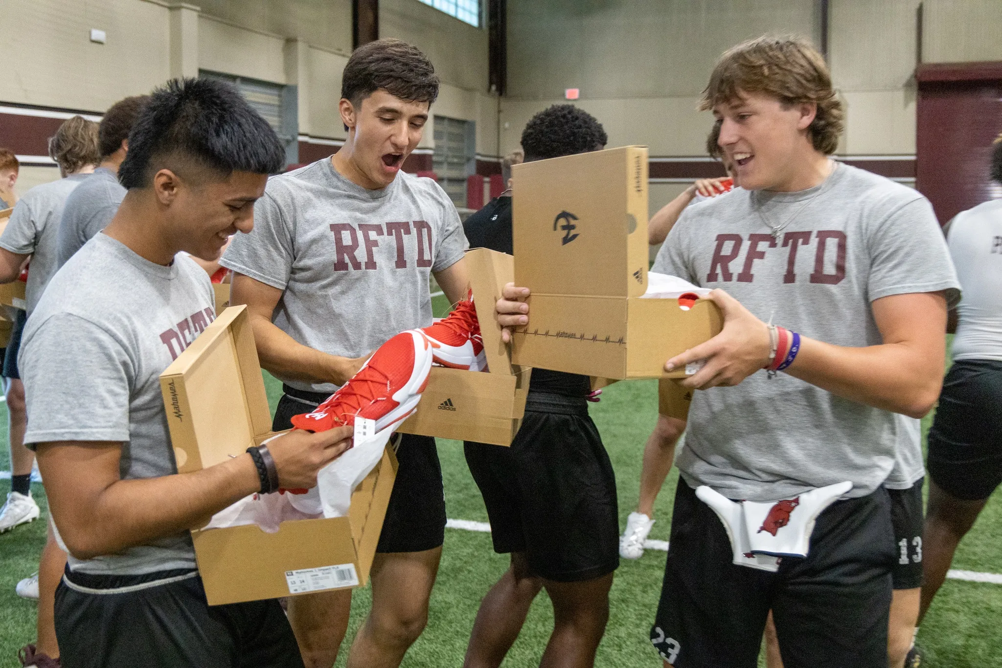 Patrick Mahomes surprises Whitehouse High School football team with new  shoes