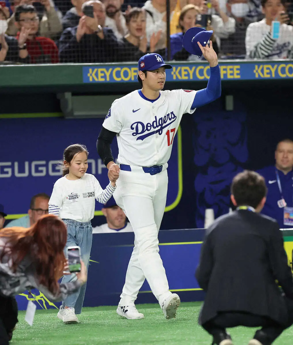 巨人・ドジャース＞スタメン紹介でグランドに出る大谷（撮影・篠原岳夫） - スポニチ Sponichi Annex 野球