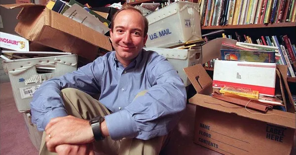 Tỷ phú Amazon Jeff Bezos vẫn dùng chiếc bàn cũ kỹ tự chế suốt 30 năm