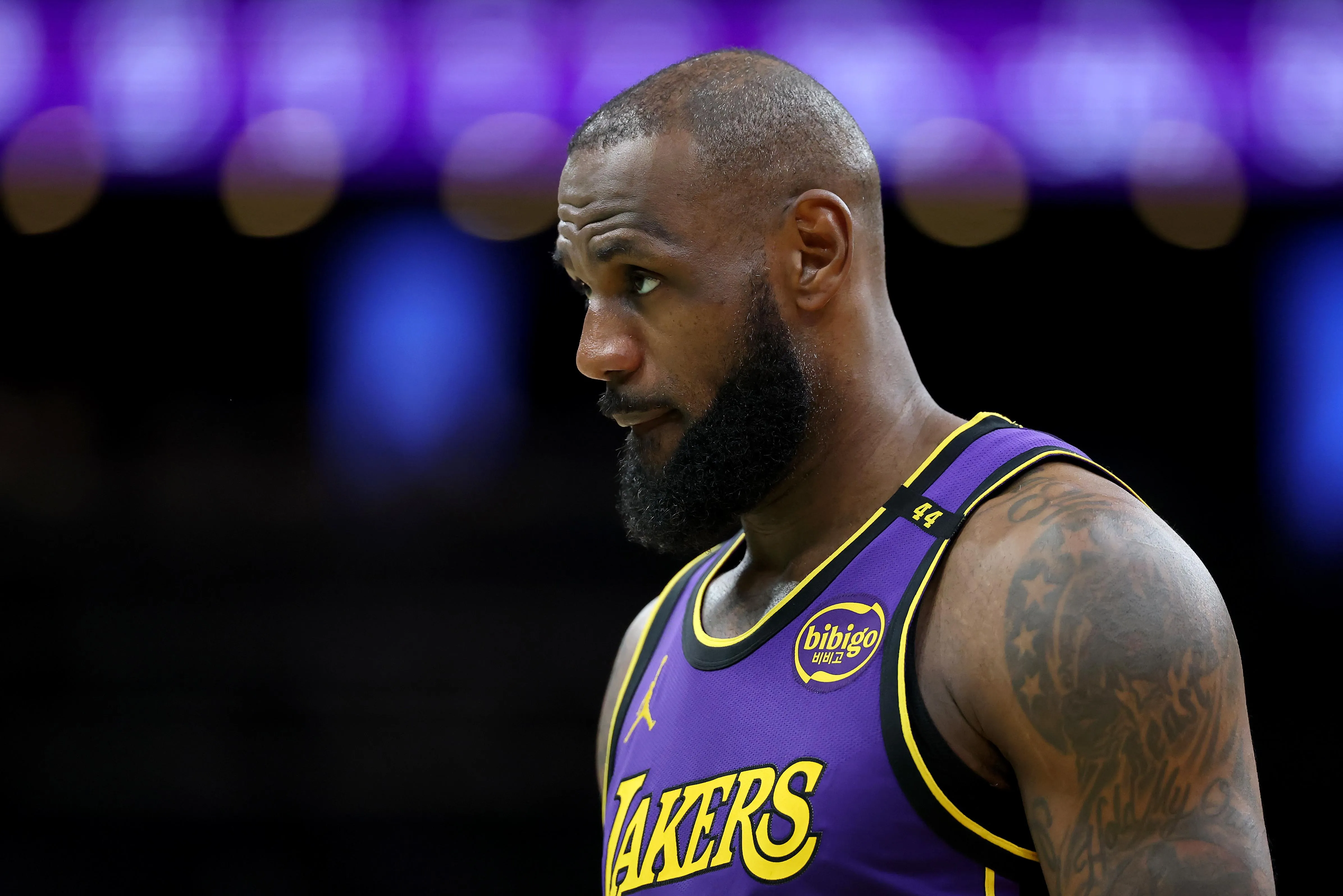 Report: LeBron James Out 1-2 Weeks with Groin Injury After Lakers' Loss vs.  Celtics