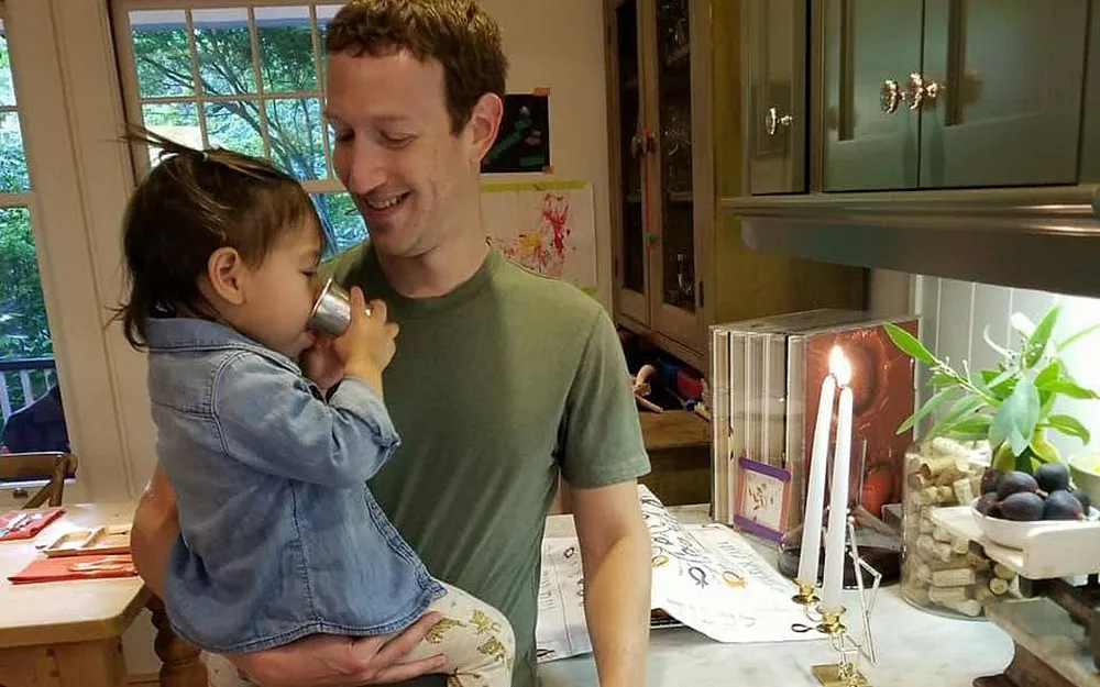 Ông trùm Facebook Mark Zuckerberg đón con thứ 3 chào đời, nguy cơ gặp khó  về thừa kế tài sản