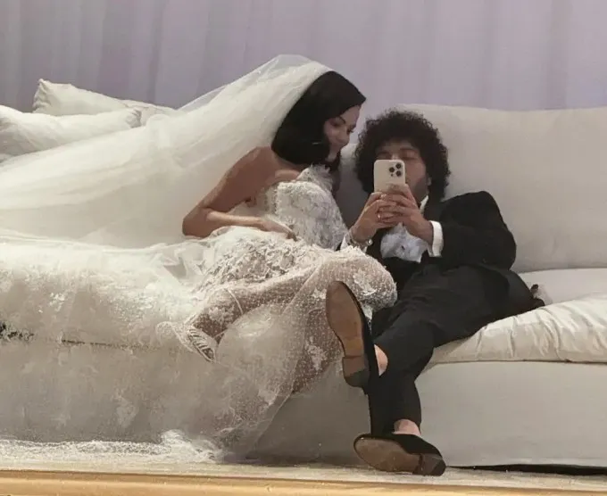 Chồng Selena Gomez khoe ảnh thân mật sau hôn lễ