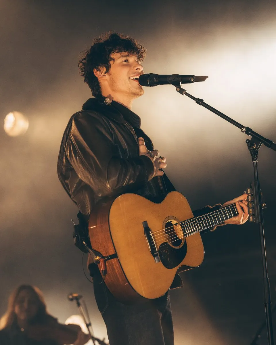 Shawn Mendes on X: "Was a really beautiful night. you can watch our friends  & family red rocks show in VR now @MetaQuestVR https://t.co/WO4go9S1Z0  https://t.co/211ZSjZouf" / X