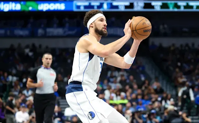 Watch: Klay Thompson scores first points with Mavericks - Yahoo Sports