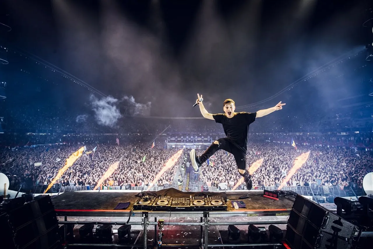 Martin Garrix by VinaPhone- EDM Festival đầu tiên tại Việt Nam 'cháy vé'  trước sự kiện.