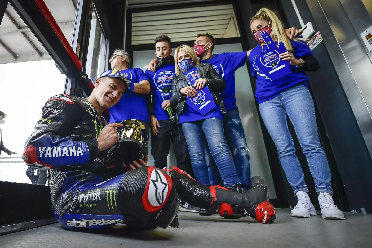 Новый чемпион MotoGP Фабио Куартараро: семья помогла мне не сломаться в  трудные годы / МОТОГОНКИ.РУ