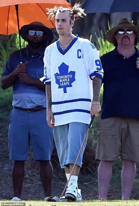 Justin Bieber bị fan la ó vì kiểu tóc kinh hoàng không giống ai, nhìn vẻ  mặt ngao ngán của cô vợ là đủ hiểu