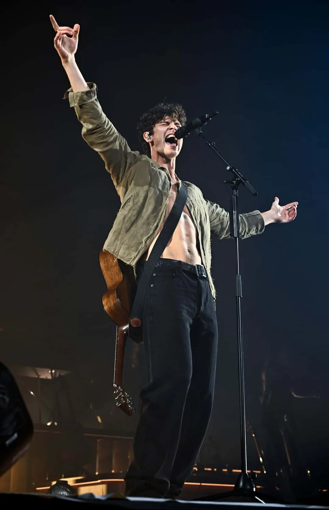 Shawn Mendes hourly on X: "Shawn Mendes in Montreal https://t.co/WlgIeyFCsP" / X