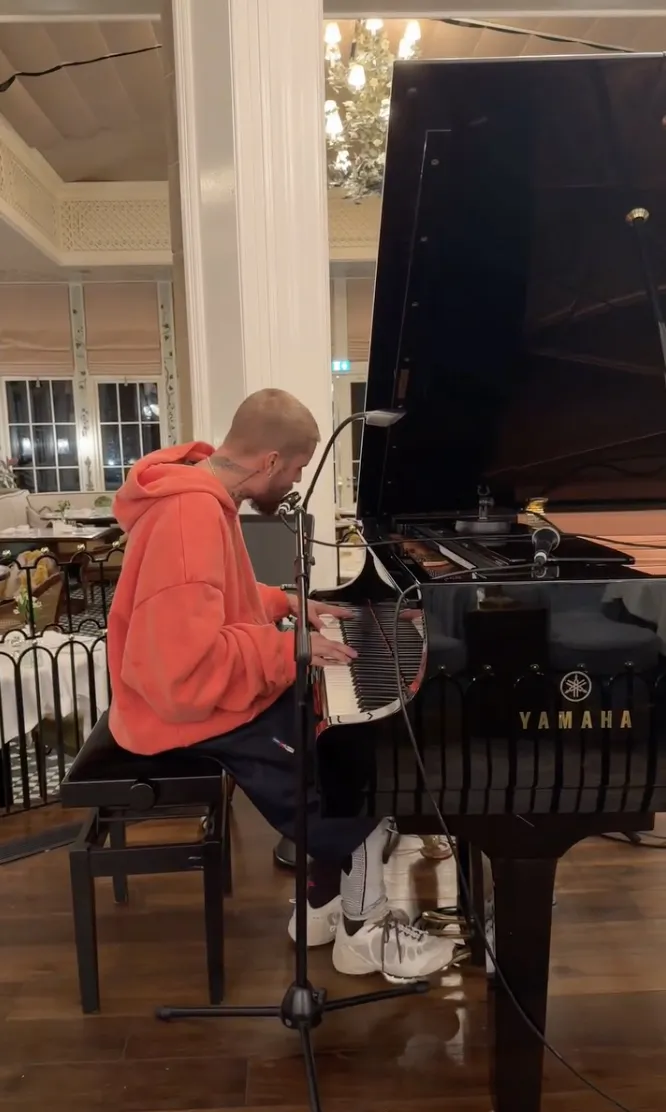 Justin Bieber impresses fans with his 'beautiful' piano skills at luxury  Scots hotel