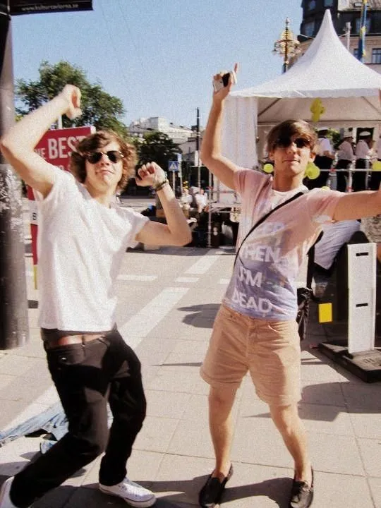 daily harry on X: "harry styles and louis tomlinson https://t.co/Y9UN9TrBJ7" / X