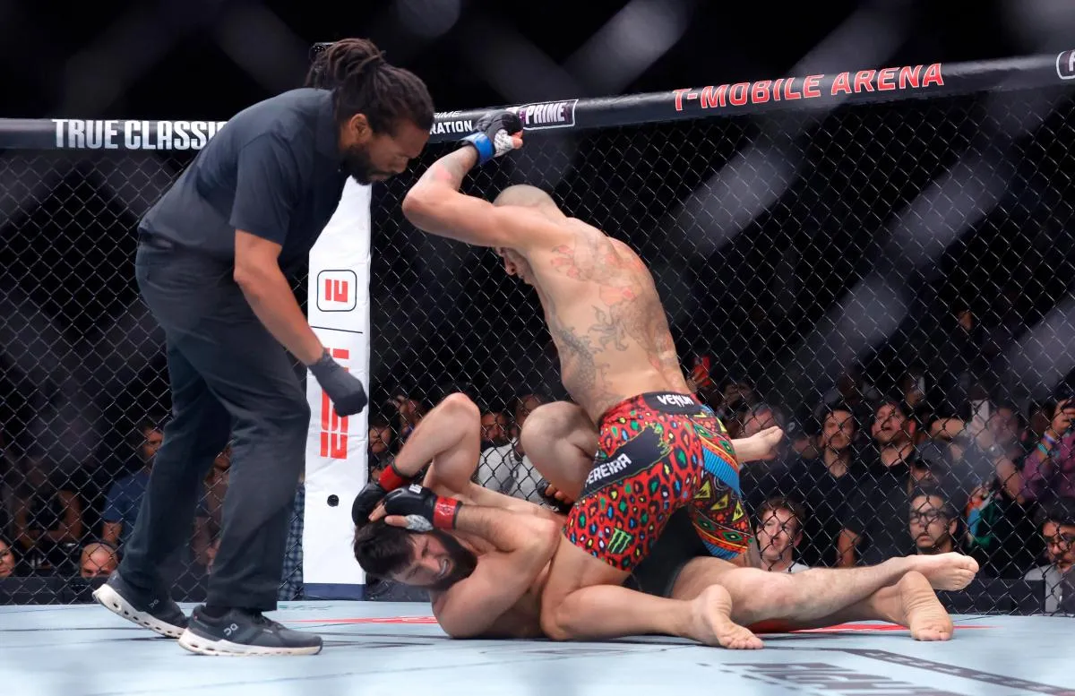 Pereira destrona a Ankalaev con nocaut en el 1er asalto en UFC 320 – Chicago Tribune