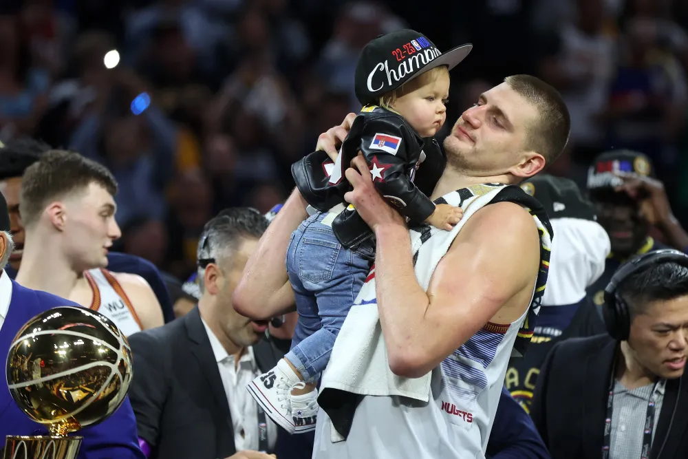 Khoảnh khắc ăn mừng vô địch NBA hài hước của Nikola Jokic, liên tục đòi… đi  về nhà