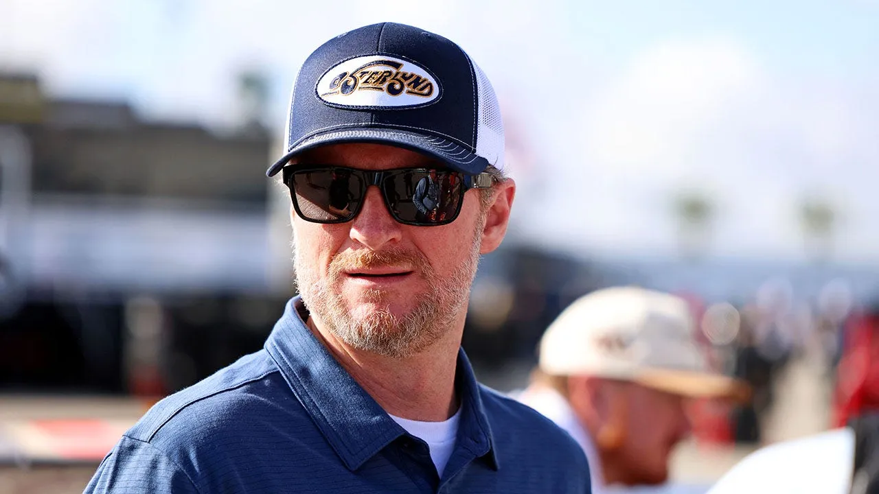 Dale Earnhardt Jr. mô tả việc học cách 'ôm' Daytona sau cái chết của cha ở  đó