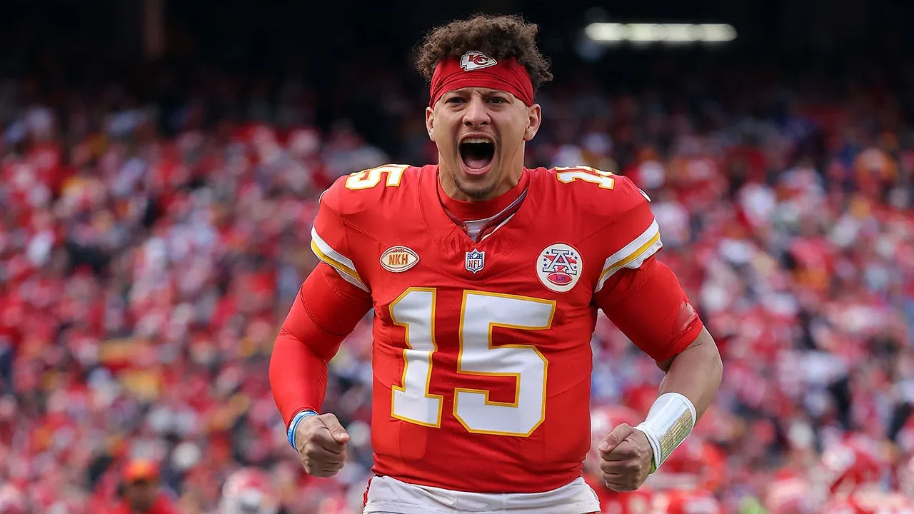 Patrick Mahomes chỉ trích NFL vì đã bắt các đội trưởng thi đấu vào ngày  Giáng