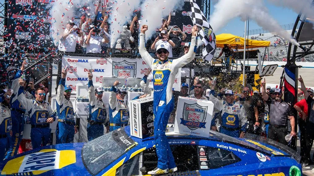 Chase Elliott wins at Dover to snap 26-race winless streak