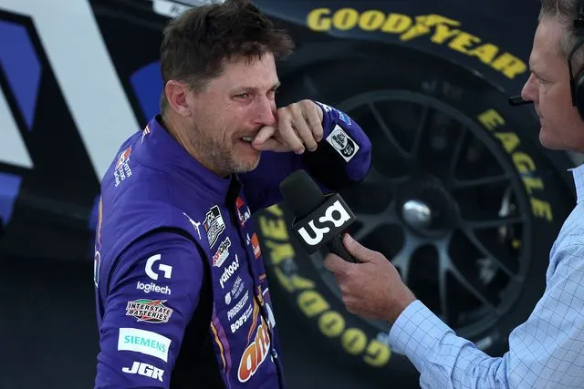 Tearful Denny Hamlin Wins at Las Vegas, Hits 60 Career Wins and Thanks His  Dad