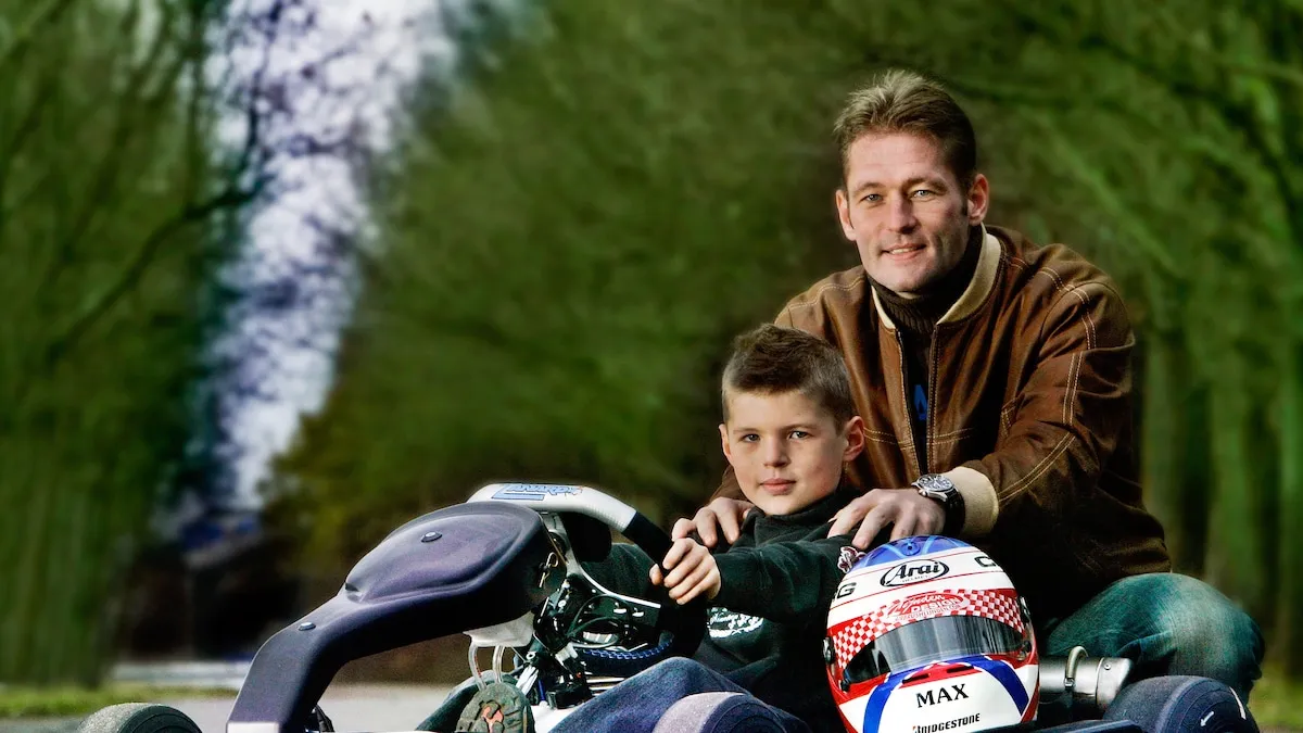 De 7 Hoofdzonden van Max Verstappen: 'Zijn vader begeleidde hem keihard.  Hij zette de kleine Max ooit uit de camper op een snelwegparking omdat hij  het niet perfect had gedaan' | Humo: