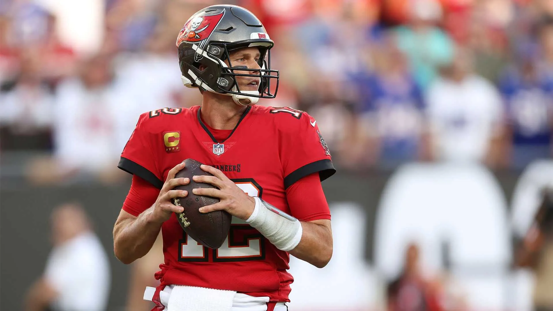 Tom Brady sets all-time NFL completions record, throws 700th TD