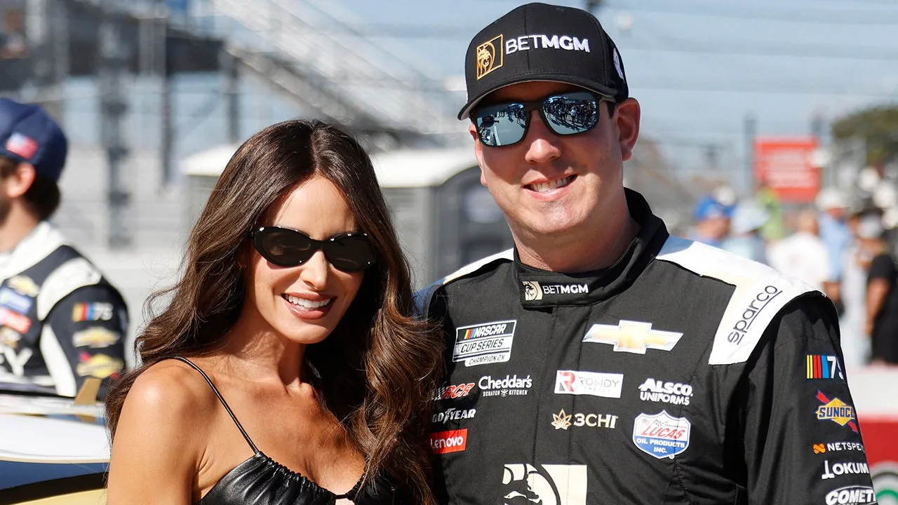 Vợ của ngôi sao NASCAR Kyle Busch tinh nghịch trêu chọc chồng trong bài  đăng trên