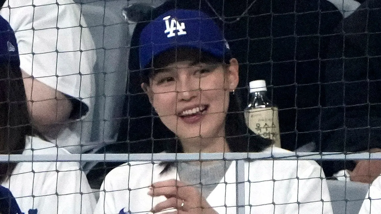 Vợ của Shohei Ohtani, Mamiko Tanaka, cổ vũ ngôi sao Dodgers trong trận ra  mắt đội