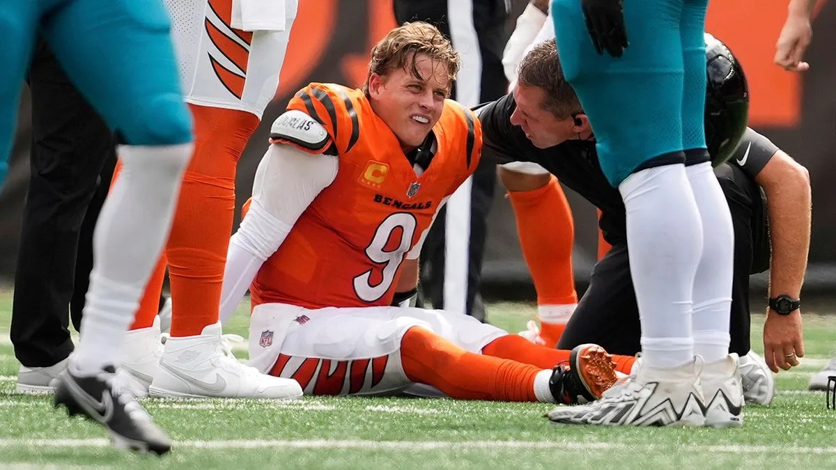 Bengals mất Joe Burrow trong 3 tháng sau khi QB bị chấn thương ngón chân:  Báo cáo