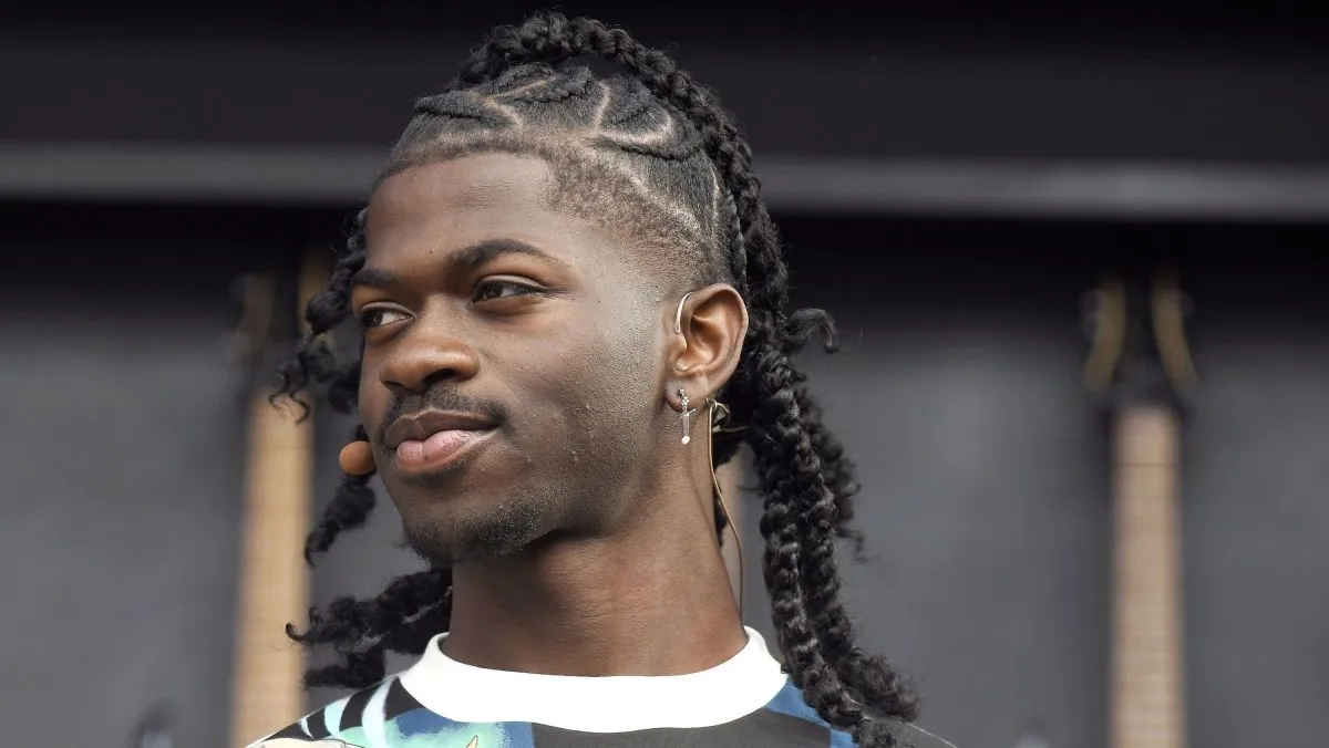Lil Nas X volta ao rap em teaser de nova música na web | CNN Brasil