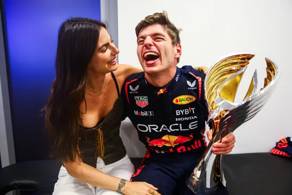 F1 4연속 월드 챔피언 M. 페르스타펜, “아빠 된다!” < F1 GP < 기사본문 - 오토레이싱