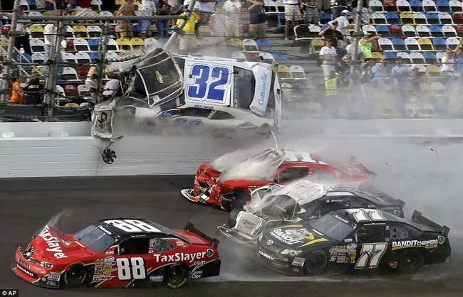 Tai nạn kinh hoàng trên đường đua NASCAR