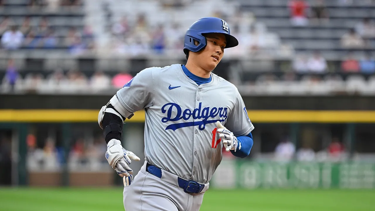 Shohei Ohtani gọi người dơi đã cứu anh ta khỏi pha phạm lỗi thô bạo trong  hầm đào là 'người hùng' của anh ta