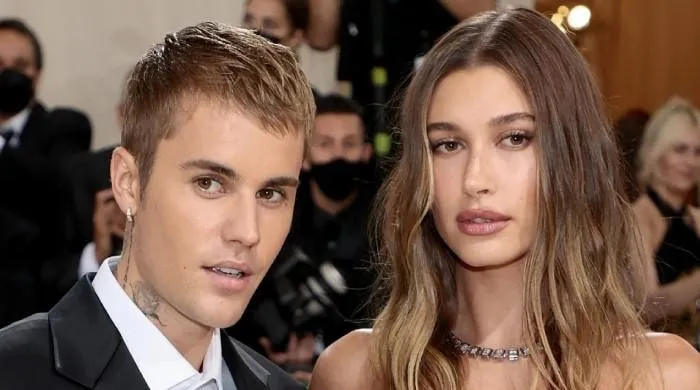 Vợ chồng Justin Bieber đón con trai đầu lòng