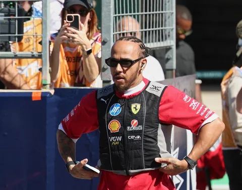 Huyền thoại Lewis Hamilton thoát nạn trong cuộc đua Sprint F1 - Tuổi Trẻ  Online