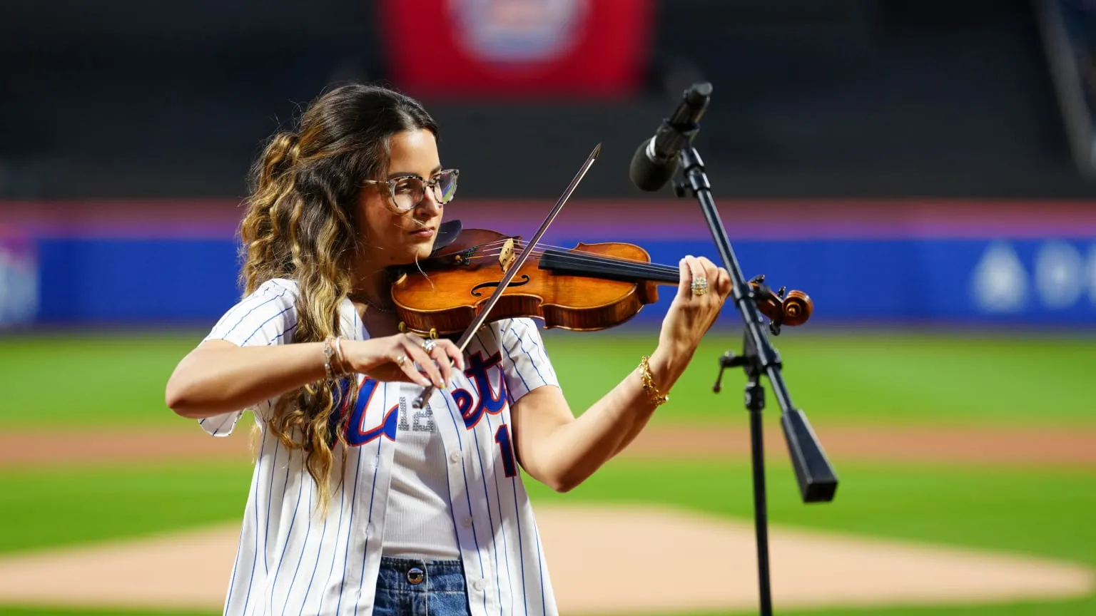 image_68ca2a3f54045 Emotional Moment: Francisco Lindor Watches Wife Katia Perform the National Anthem at Citi Field with Their Family by His Side