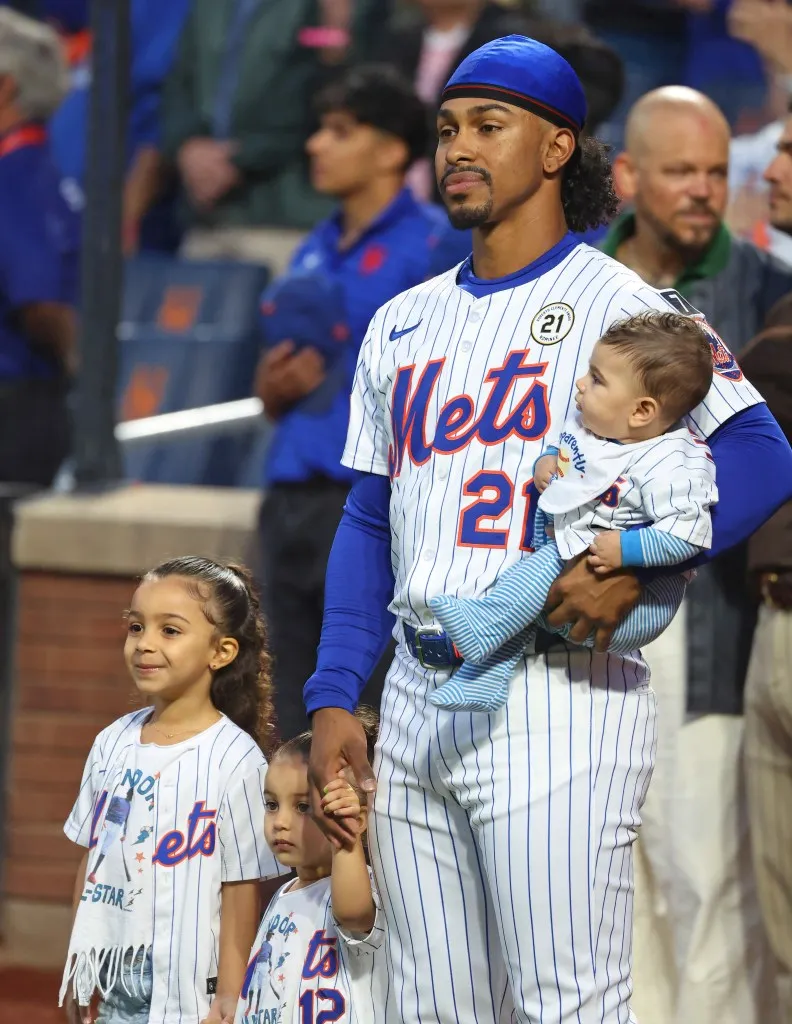 image_68ca2a3fc1784 Emotional Moment: Francisco Lindor Watches Wife Katia Perform the National Anthem at Citi Field with Their Family by His Side
