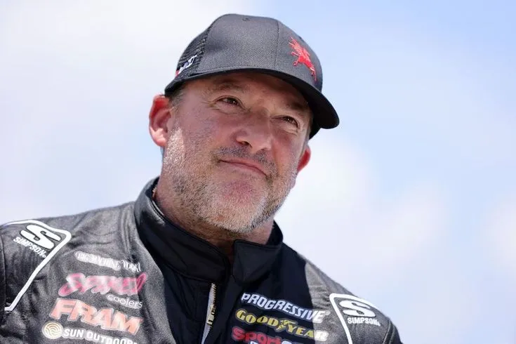 Phần này chứa: NASCAR legend Tony Stewart has "one hell of a headache" after scary NHRA crash